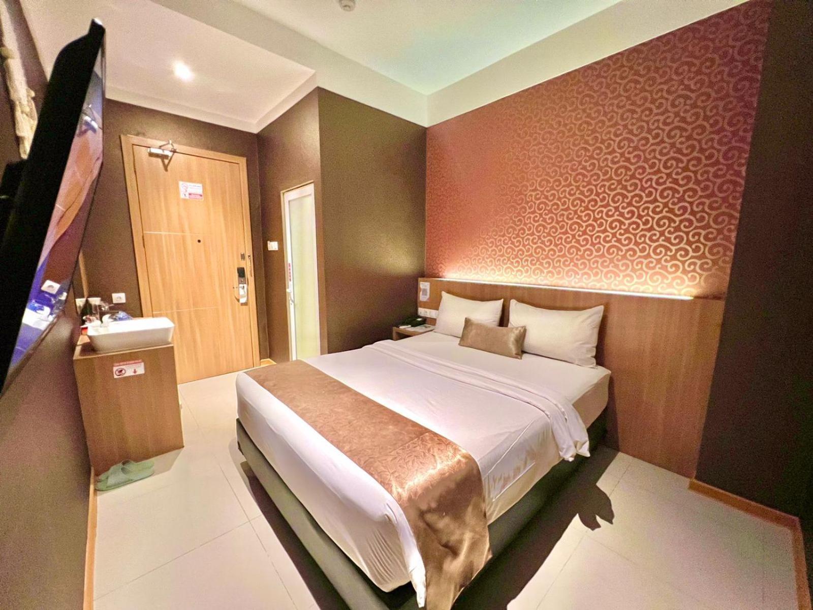 Deli Hotel Medan Exterior photo