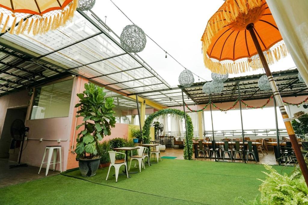 Deli Hotel Medan Exterior photo