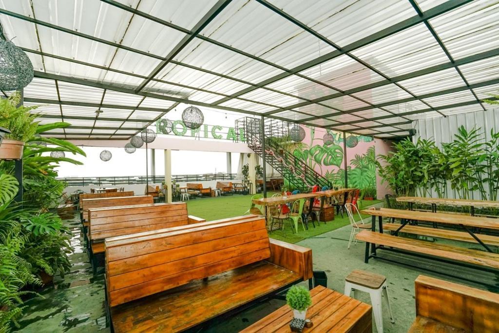 Deli Hotel Medan Exterior photo
