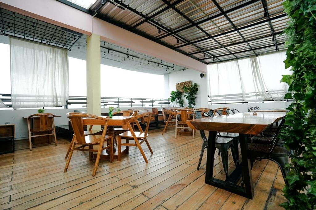 Deli Hotel Medan Exterior photo