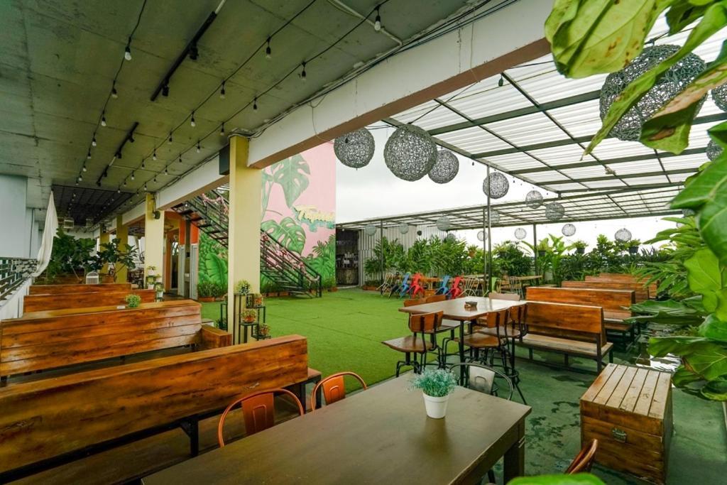 Deli Hotel Medan Exterior photo